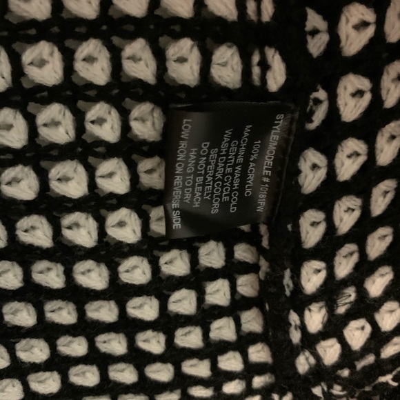 Brand new Elegant Poncho - Picture 5 of 5